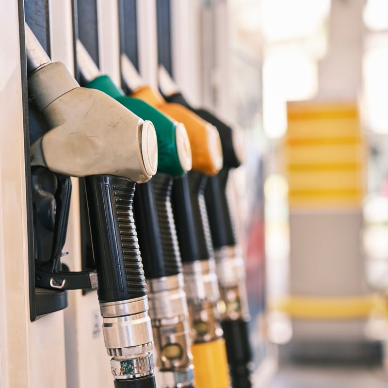 Pistolets de distribution de carburant en gros plan