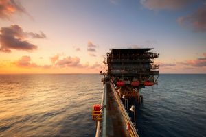 Plateforme de forage offshore vue au large