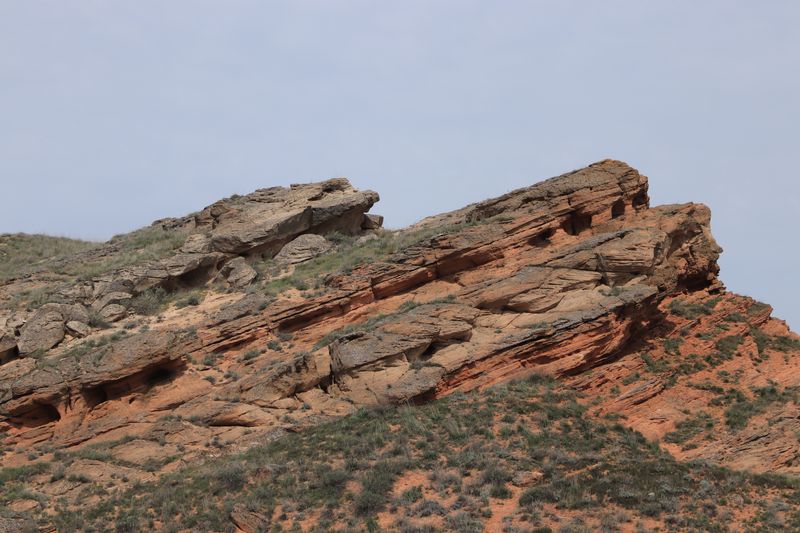 Formation rocheuse stratifiée révélant plusieurs couches géologiques