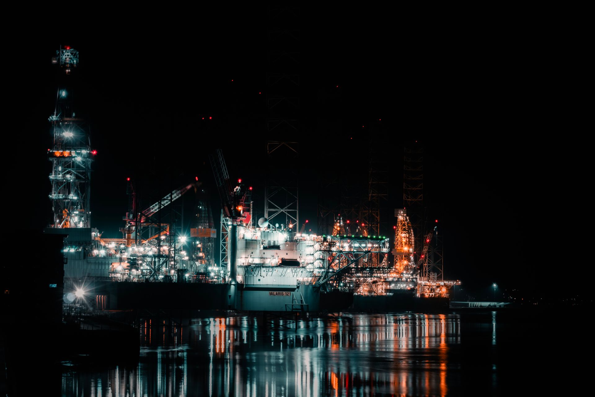 Plateforme pétrolière offshore illuminée de nuit