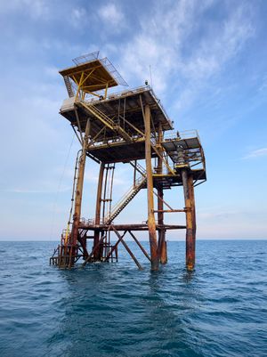Plateforme offshore sous un ciel bleu