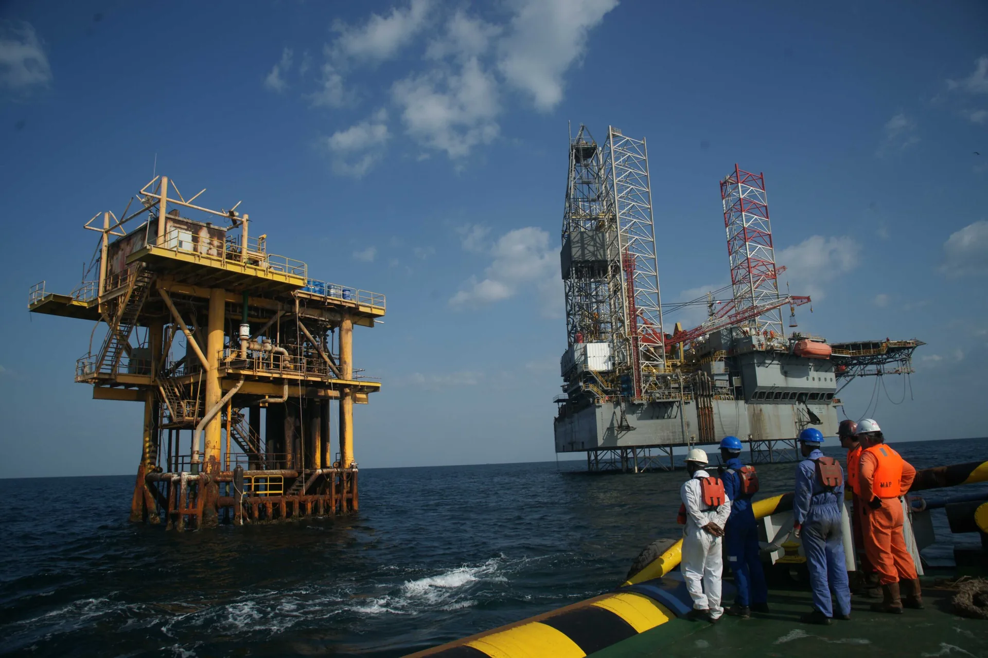 Plateformes pétrolières offshore au lever du jour